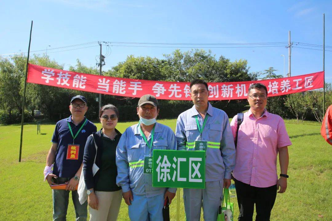 瞿溱近日获评第五届“上海市绿化市容行业首席技师”称号！