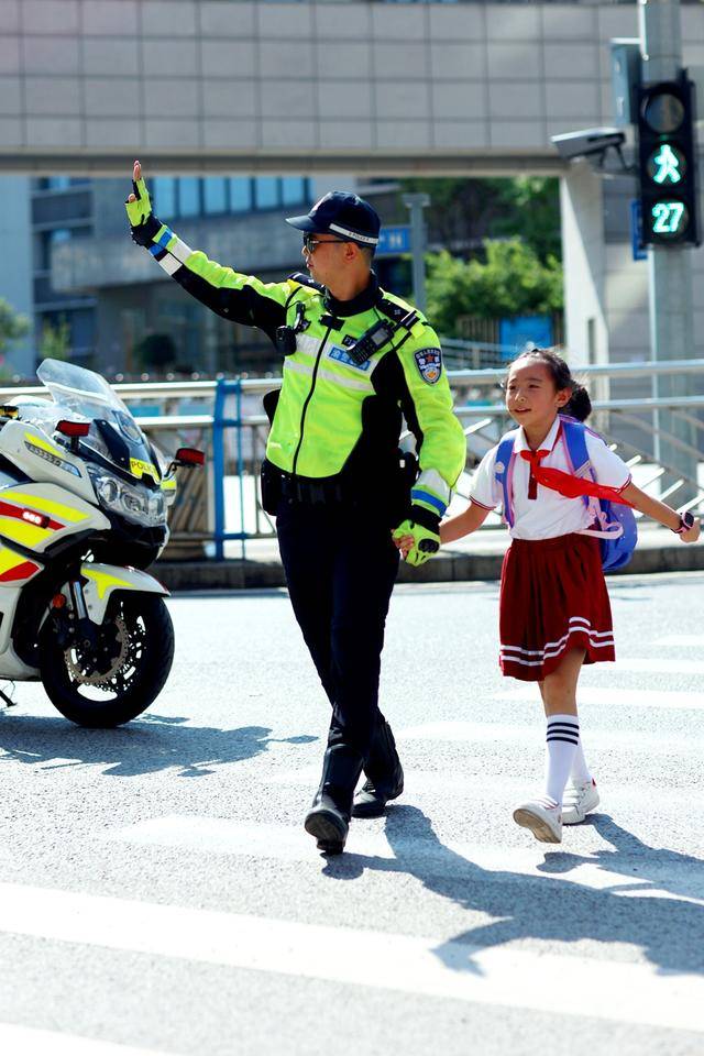 因10分钟内救下花季少女获评“平安之星”，荣誉加身后他们却说……(图4)