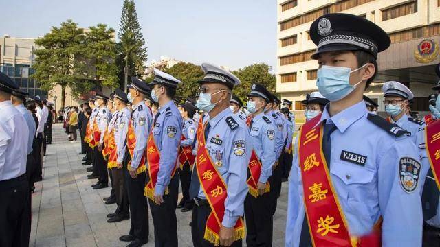 市公安局举行荣誉仪式表彰战疫先进典型 使命在肩继续筑牢疫情防控铜墙铁壁