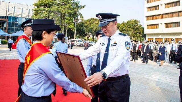 市公安局举行荣誉仪式表彰战疫先进典型 使命在肩继续筑牢疫情防控铜墙铁壁