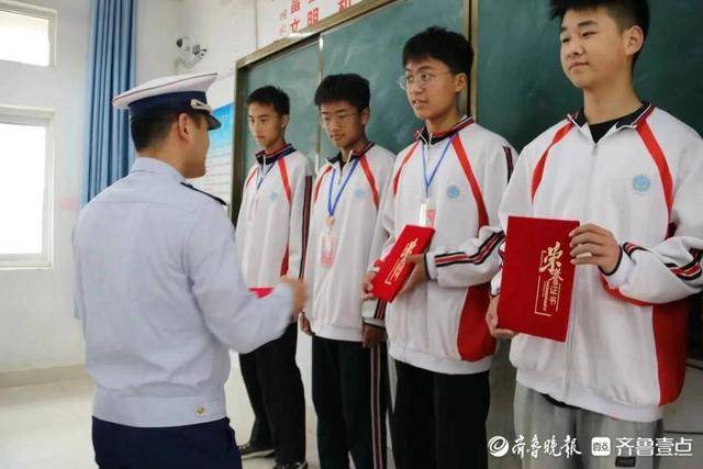 自古英雄出少年！泰安5名学生火灾中见义勇为，消防颁发凯发k8官网下载客户端的荣誉证书(图2)