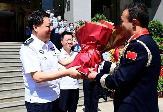 王立朝与兰州公安获全国“人民满意的公务员”称号民警张怡座谈(图1)