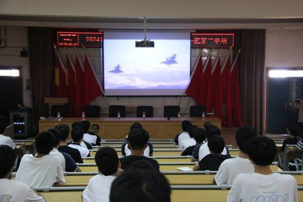 了不起！两名肥东县籍空军飞行员获颁“首次评定飞行等级纪念”牌和“空军飞行员光荣家庭”荣誉匾(图2)