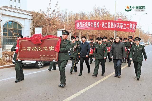 荣誉表彰及时到位，昨日才上领奖台今日喜报就送到家中