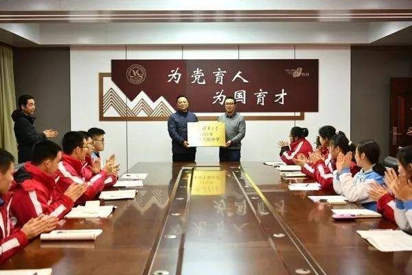 喜报：河南1中学优秀教师荣获“开封工匠”荣誉称号，教书育人(图1)